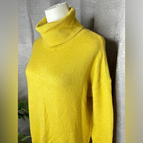 Banana Republic Women’s Turtle Neck Super Soft Knit Sweater in Yellow Sz S - Picture 4 of 9